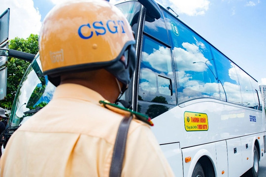 CSGT TPHCM kiểm tra một số xe khách của Thành Bưởi