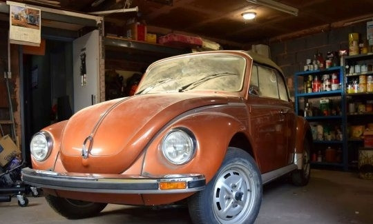 Đấu giá 'con bọ' huyền thoại Volkswagen Beetle 1979 lăn bánh ít đến khó tin