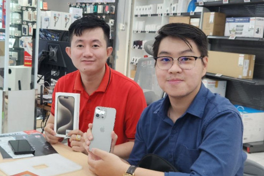 iPhone 15 Pro Max phiên bản màu xanh và đen còn hàng, Thế Giới Di Động rẻ nhất