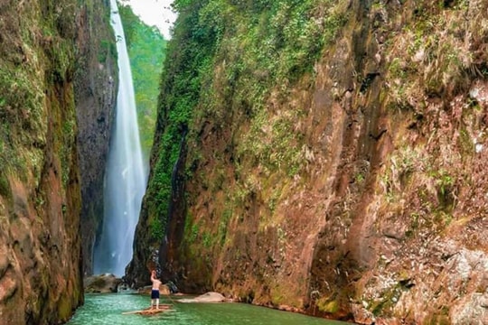 Lên núi cao ngắm thác Rồng