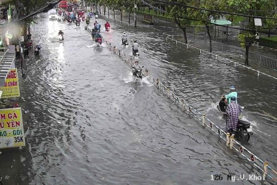 Mưa lớn giờ tan tầm, người dân TPHCM chật vật lội nước về nhà