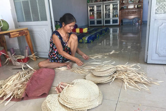 Nguyên liệu hiếm, khách hàng giảm người đan quạt ở Tây Ninh gian nan giữ nghề