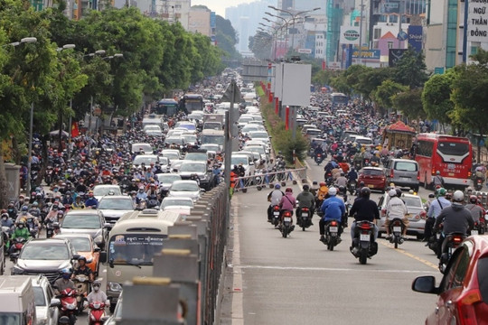 TP.HCM sẽ cấm xe máy lên cầu vượt cửa ngõ Tân Sơn Nhất
