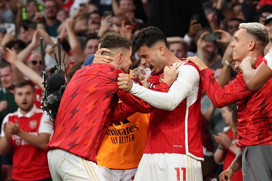 Kết quả Ngoại Hạng Anh: Thua đau Arsenal, Man City mất ngôi đầu bảng