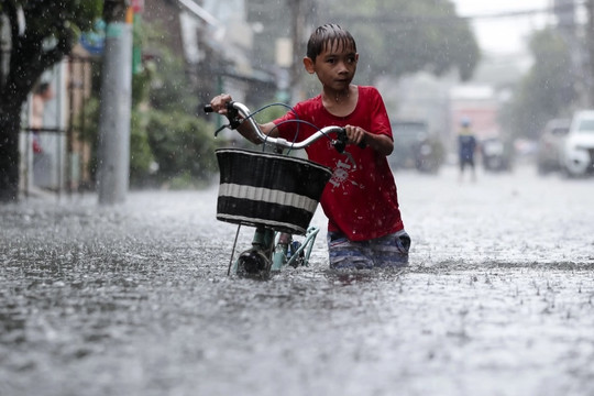 Nước ngập gần đến yên xe ở TP Thủ Đức do mưa lớn