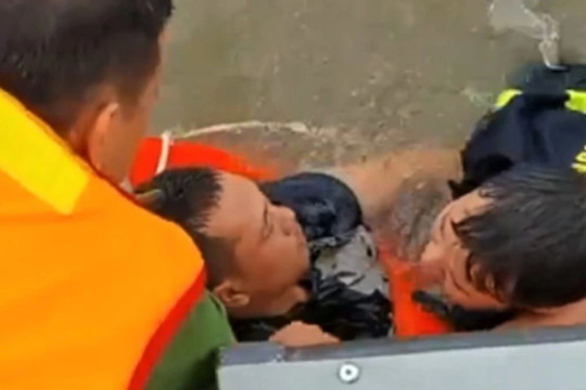 Cảnh sát nhảy xuống sông ở TPHCM cứu nam thanh niên đuối nước