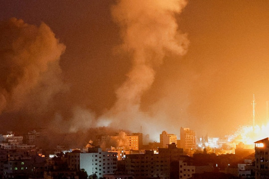 Máy bay chiến đấu Israel dồn dập không kích, Hamas đáp trả quyết liệt