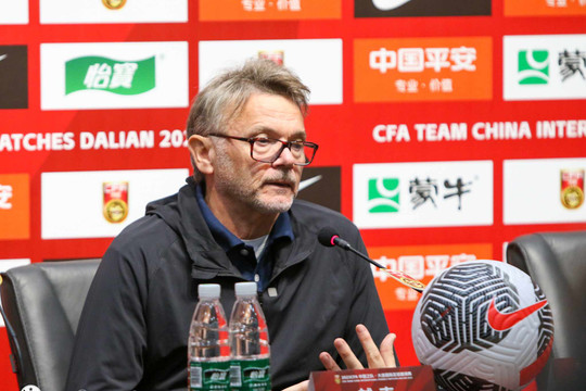 HLV Troussier thất vọng khi tuyển Việt Nam thua tuyển Trung Quốc