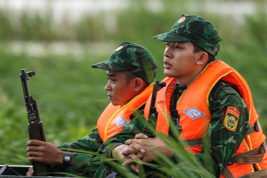 Ngày đêm ngăn hàng lậu 'vượt biên' trong mùa nước nổi ở miền Tây