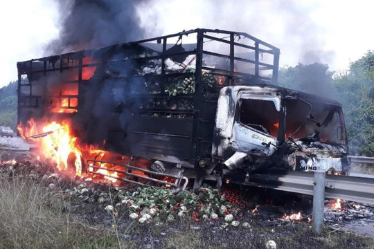 Ô tô tải bốc cháy ngùn ngụt trên cao tốc Nội Bài - Lào Cai