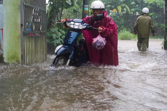 Người dân Đà Nẵng chật vật đưa xe thoát biển nước trên phố