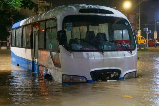 Tài xế bất lực để xe chìm trong nước trên đường phố Đà Nẵng