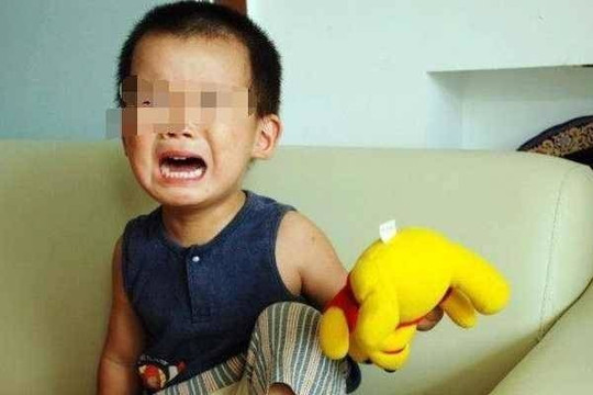 Con 3 tuổi đi nhà trẻ về khóc nói "Con đau quá, không tiểu được!", mẹ òa khóc khi thay đồ