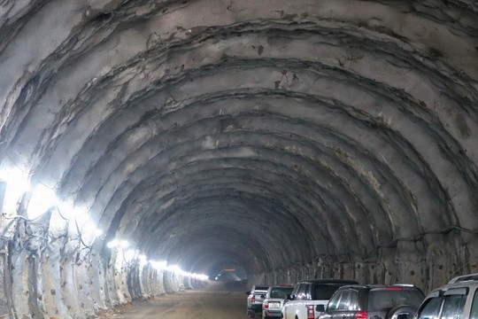 Thông hầm xuyên núi phức tạp nhất cao tốc Bắc - Nam