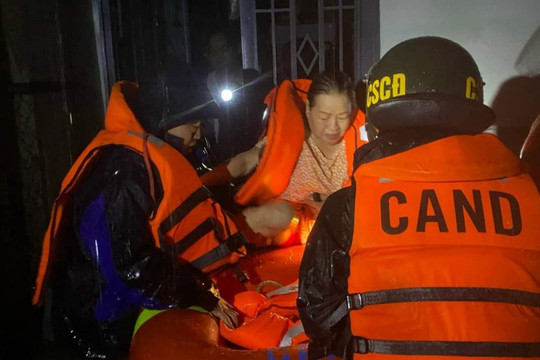 Đà Nẵng: Lính đặc công, cảnh sát dùng xuồng cao su di tản dân