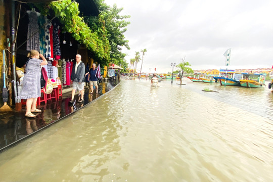 Quảng Nam có nơi ngập 1m, nước sông Hoài tràn lên đường phố cổ Hội An