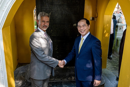 Bộ trưởng Bùi Thanh Sơn cùng Bộ trưởng Ngoại giao Ấn Độ thăm chùa Trấn Quốc