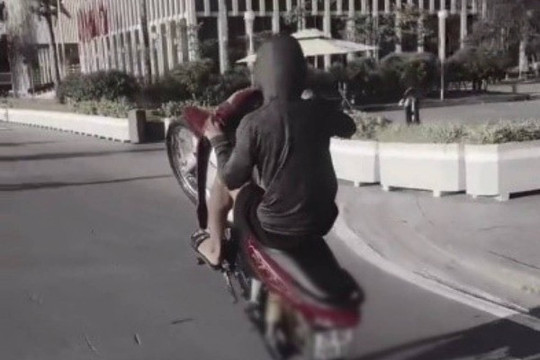Công an Hà Nội xử phạt thanh niên bốc đầu xe máy trên đường Độc Lập