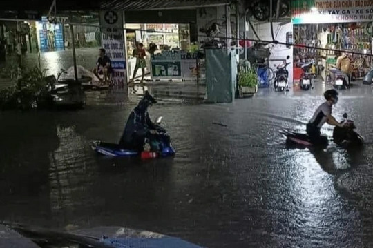 Người dân khốn khổ sau trận mưa lớn kéo dài gây ngập nặng ở Bình Dương