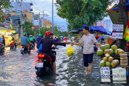 Người dân TPHCM chật vật về nhà khi triều cường đạt đỉnh, đường phố ngập lụt