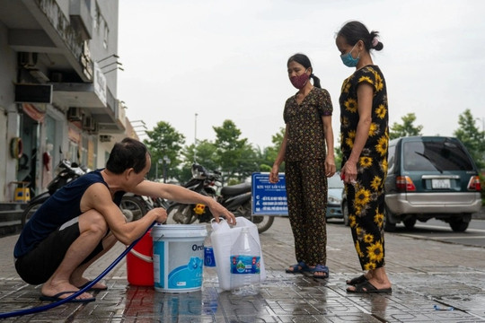 Vụ chung cư ở Hà Nội mất nước: Bi hài chia ca, nghỉ việc ở nhà… canh nước