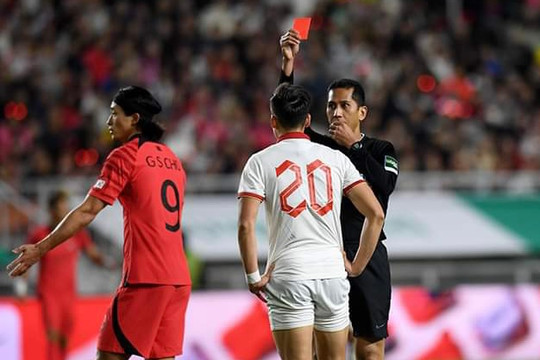 Cầu thủ Hàn Quốc xin trọng tài xoá thẻ đỏ cho trung vệ Bùi Hoàng Việt Anh