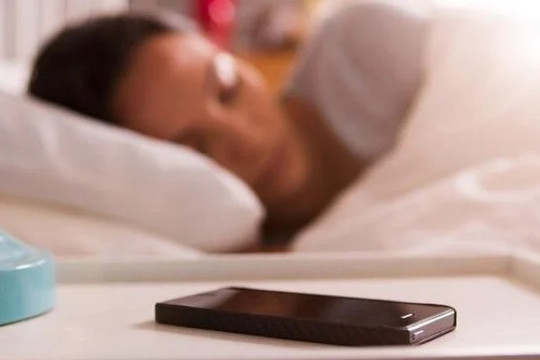 Khi đi ngủ nên bật điện thoại ở chế độ nào để giảm bức xạ?