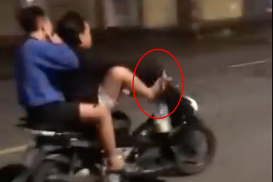 Nam thanh niên đầu trần, lái xe máy bằng chân ở Đồng Nai bị xử phạt