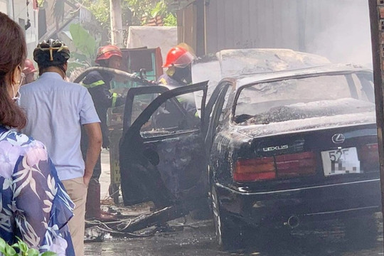 Xe Lexus bốc cháy ngùn ngụt trước nhà dân ở TPHCM