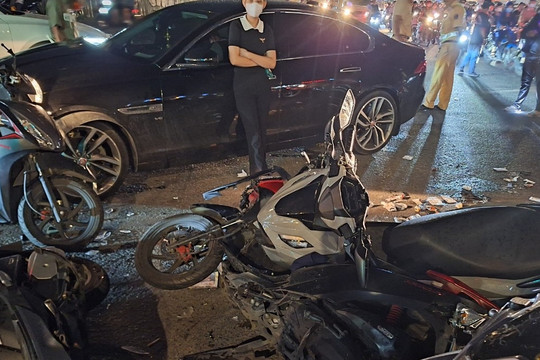 Tai nạn ô tô tông 5 xe máy giữa giao lộ ở TP.HCM, nhiều người bị thương