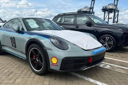 Rộ tin đồn ông Đặng Lê Nguyên Vũ mua Porsche 911 Dakar thứ 2 về Việt Nam