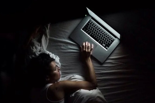 Bật máy tính xuyên đêm có ảnh hưởng tới giấc ngủ?