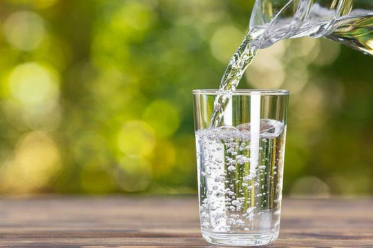 Trường hợp nào nên uống nước ấm, trường hợp nào uống nước lạnh?