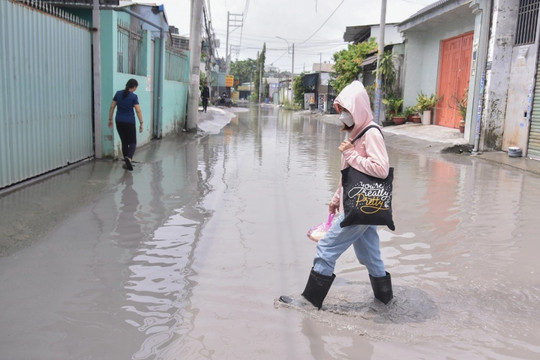 Người dân than trời vì con đường ngập nửa năm nước chưa rút ở TPHCM