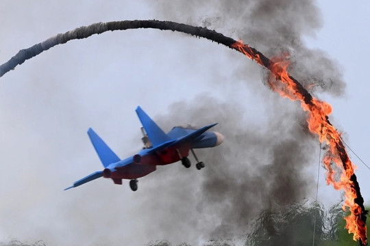 Hơn 200 tiêm kích bay biểu diễn lao qua vòng lửa ở Hà Nội