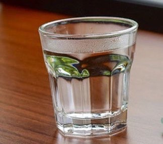 Uống nước trong lúc ăn – nên hay không?