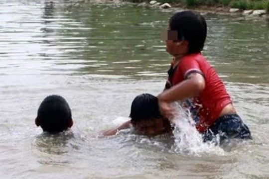 Hai đứa trẻ cùng rơi xuống nước, lựa chọn của ông bố thổi bùng tranh cãi về vấn đề đạo đức