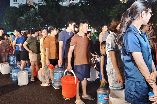 10 ngày dân chung cư Hà Nội 'khát' nước sạch: Ngày đi làm, tối đi xin nước