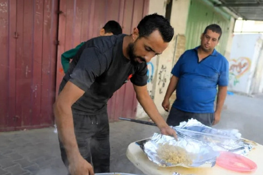 Gia đình mỗi ngày nấu ăn cho hàng nghìn nạn dân ở Dải Gaza