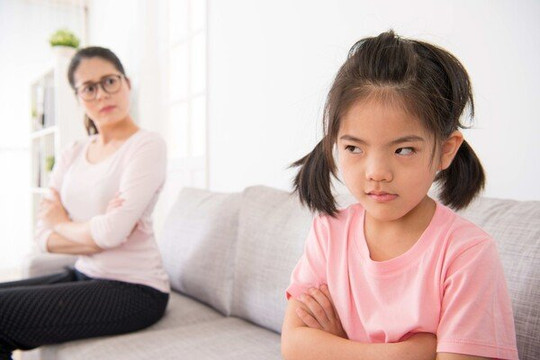 Những đứa trẻ lớn lên ích kỷ và hay bất mãn sẽ có 8 biểu hiện mà cha mẹ cứ tưởng bình thường của con thời thơ ấu