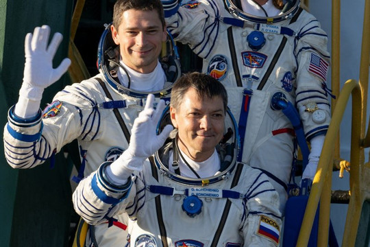 Phi hành gia Nga hoàn thành đi bộ ngoài không gian gần 8 tiếng đồng hồ