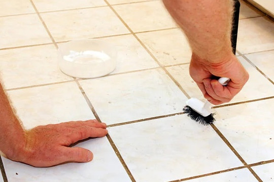 Cách làm sạch rãnh gạch đen trong nhà tắm