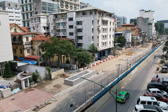 Thêm rào chắn trên đường Trần Hưng Đạo để thi công ga ngầm metro