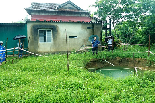 'Hố tử thần' sâu 12m nằm sát nhà dân