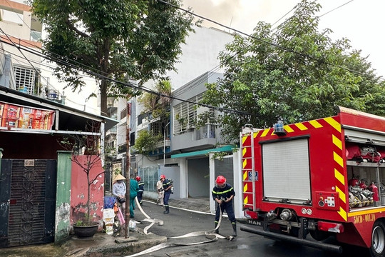 Nhà 2 tầng bốc cháy sau tiếng nổ, người dân tháo chạy thoát thân