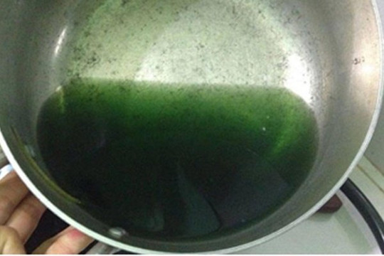Nước luộc rau chuyển màu xanh đậm có nên dùng?