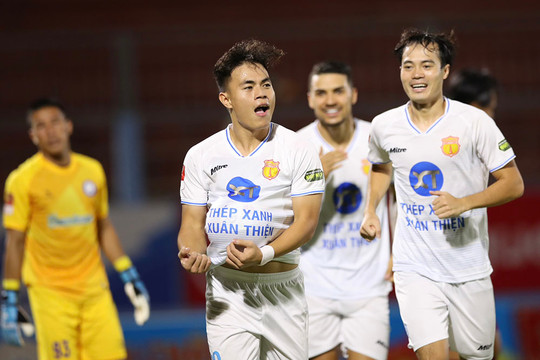 Nam Định vất vả thắng Khánh Hoà trong trận đấu có 5 bàn thắng