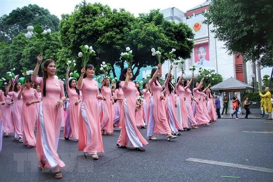 Hà Nội: Màn trình diễn áo dài gây ấn tượng với du khách quốc tế