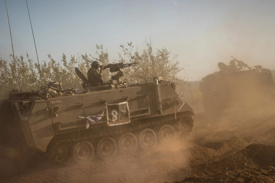 Dân Gaza đổ xô phá kho Liên Hợp Quốc, Israel rót thêm quân vào chiến trường