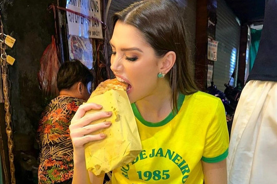 'Hoa hậu đẹp nhất thế giới' ăn bánh tráng nướng bình dân trên vỉa hè TPHCM